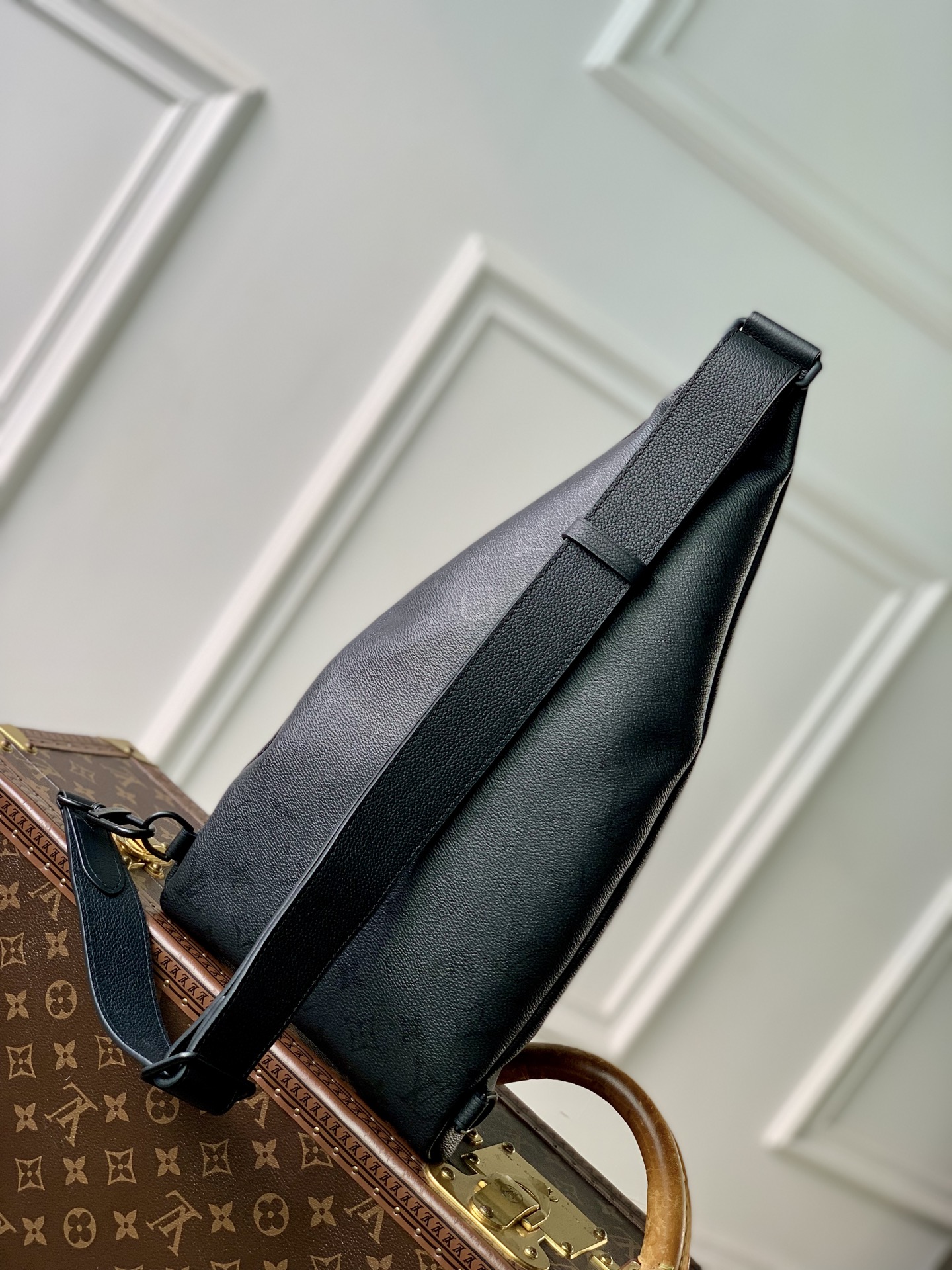 Louis Vuitton The basic silhouette of the M28399 Duo shoulder bag is crafted from the iconic monochrome Monogram Midnight canvas.