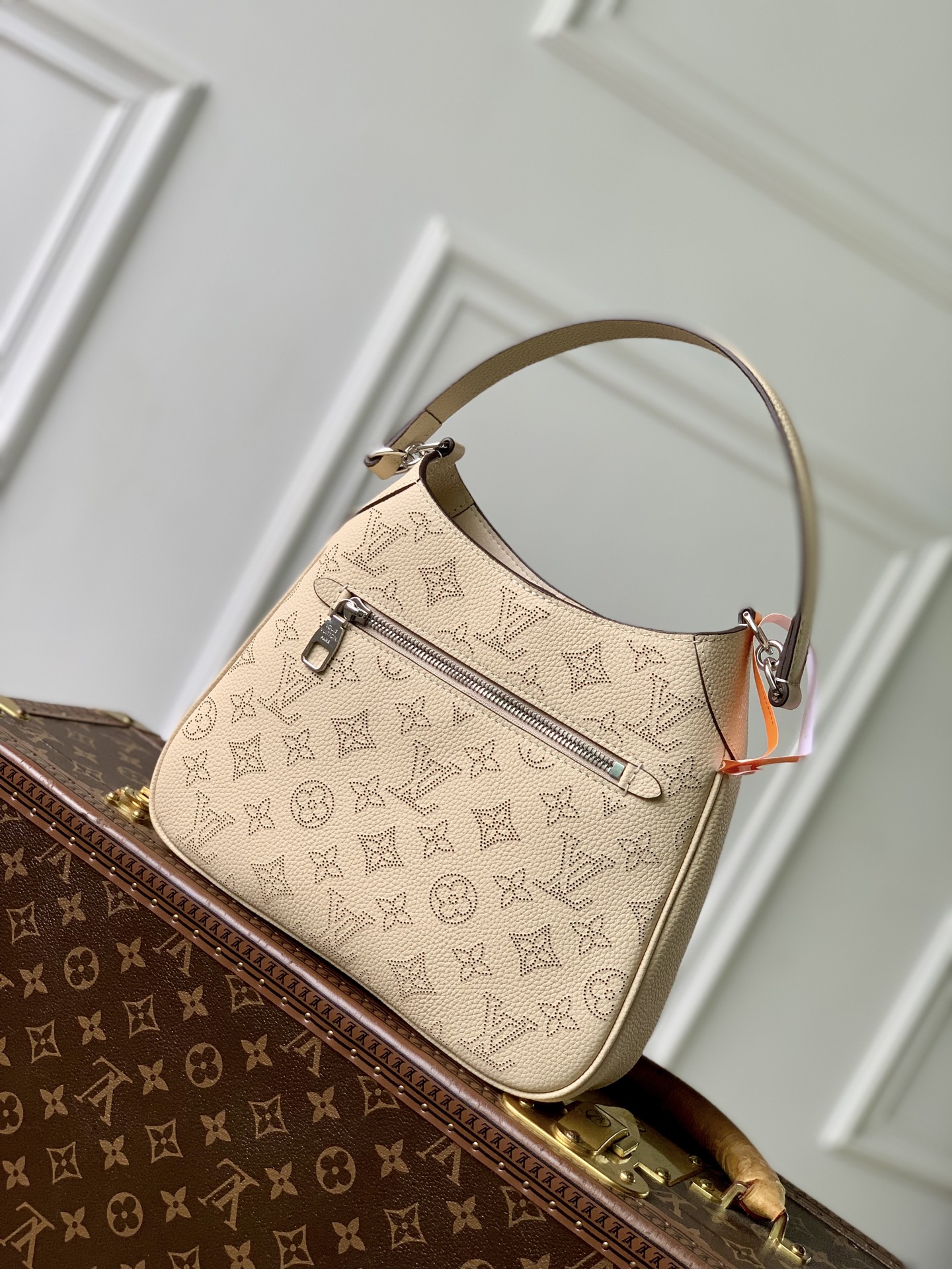 Louis Vuitton M27459 Off-white All Around small handbag from the Mahina series.