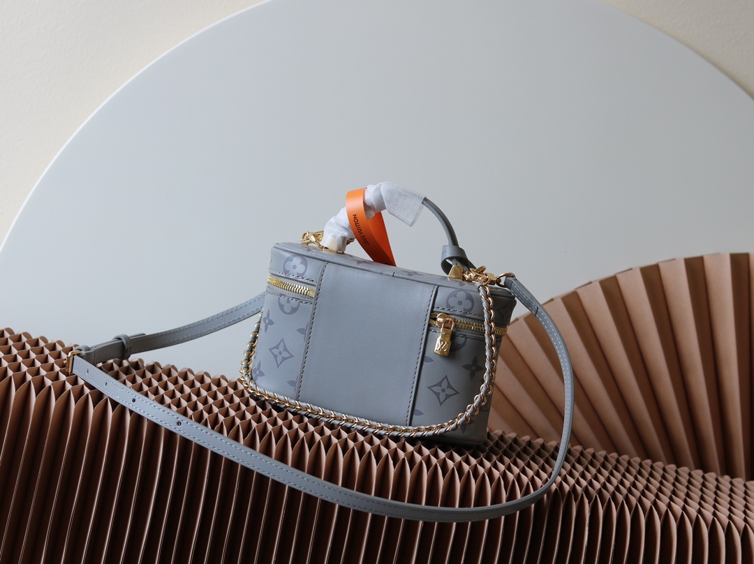 Louis Vuitton Exclusive Real Shot: The Vanity Chain Pouch Handbag with Variable Code Chip Version, m12427 Grey (Silkscreen Print) Inspired by the iconic Nice, the Vanity Chain Pouch captures the spirit of travel.