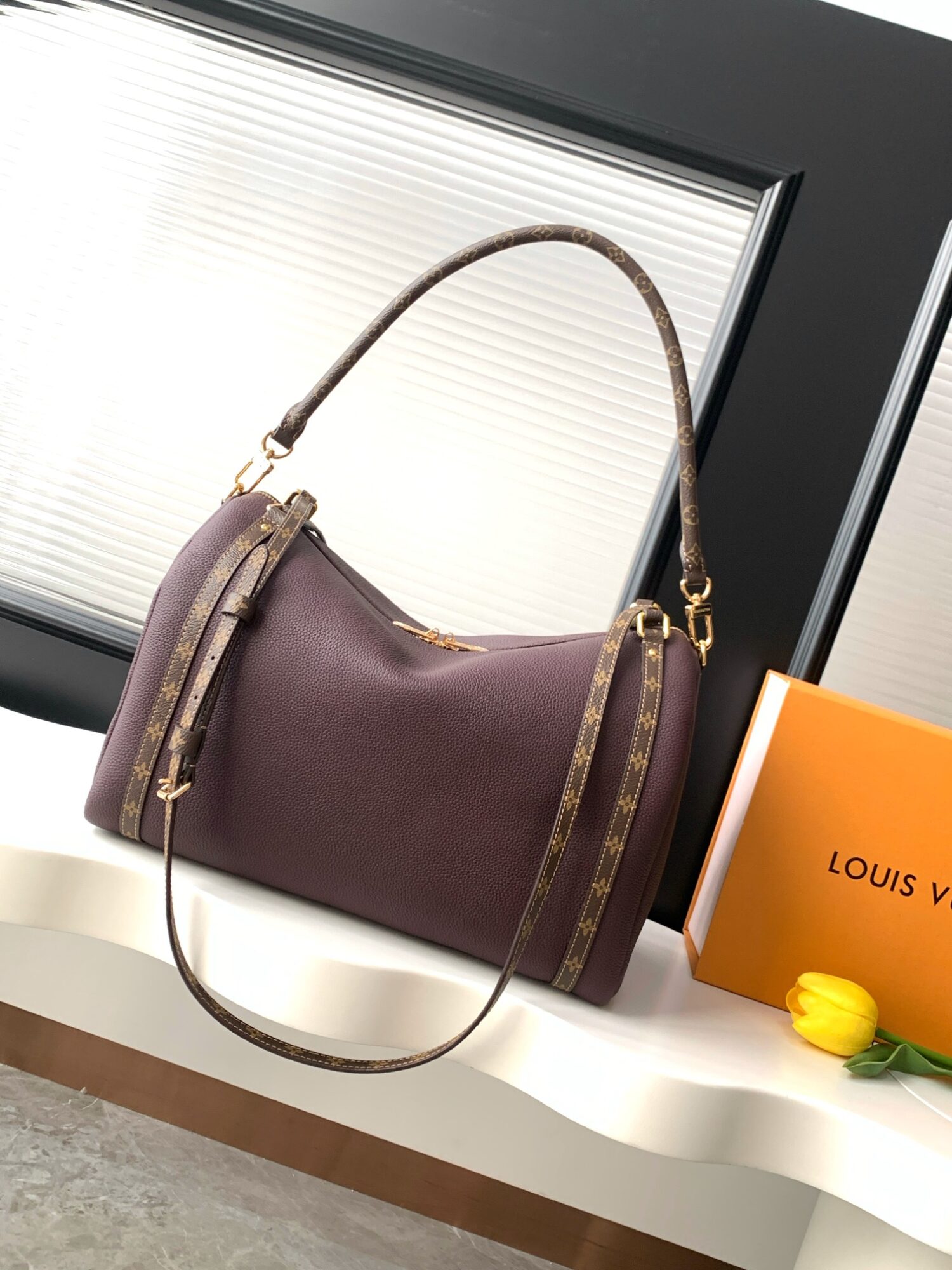 Louis Vuitton M26397 Ebony Color. This Express medium-sized handbag is crafted from supple cowhide leather and effortlessly complements various urban styles.