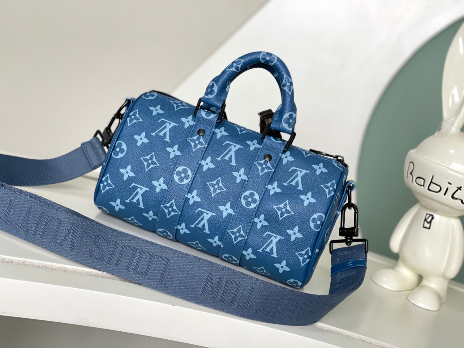 Louis Vuitton M46803 Blue Pillow Bag 🦍🦍 This Keepall Bandoulière 25 handbag is made of coated canvas.