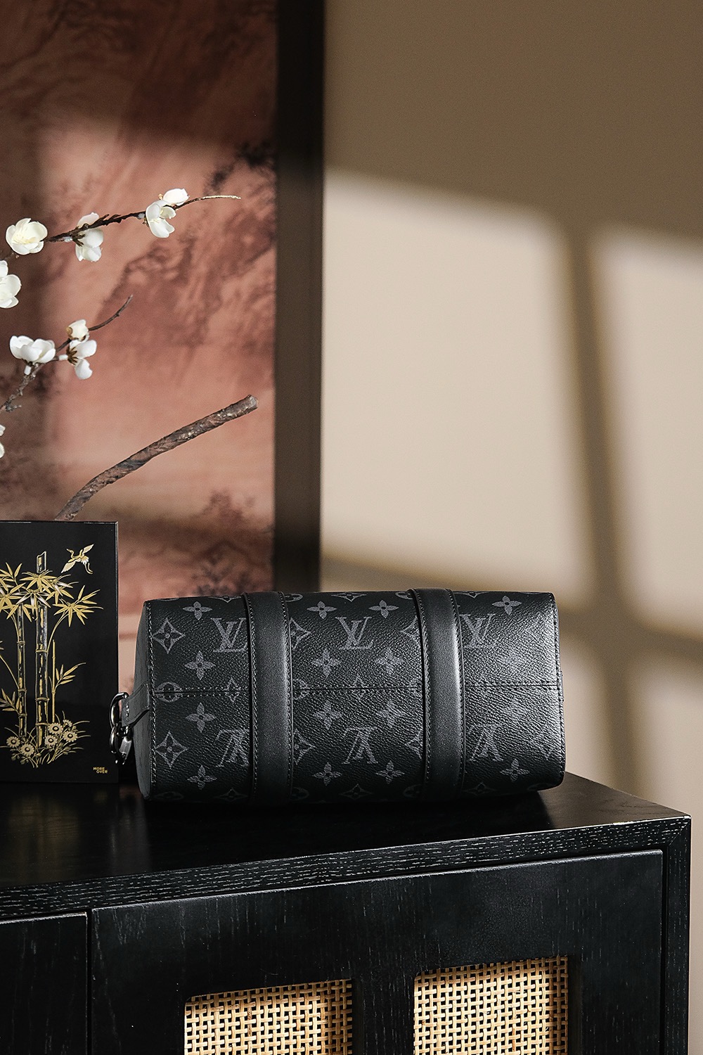 Louis Vuitton 𝐊𝐞𝐞𝐩𝐚𝐥𝐥 𝐂𝐢𝐭𝐲 #M45936# The 𝕂𝕖𝕖𝕡𝕒𝕝𝕝 series has always been a favorite among trendy men.