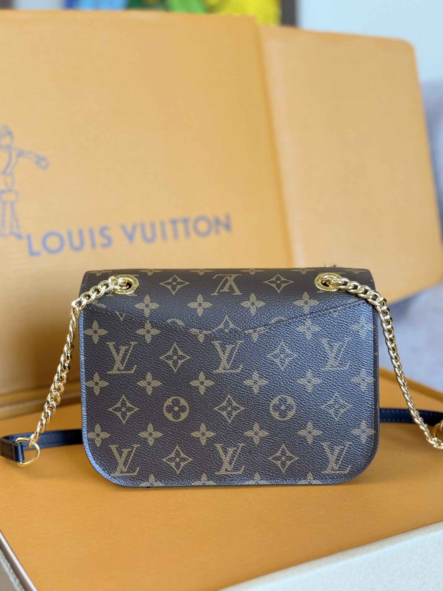 Louis Vuitton【NEW CHAIN ​​BAG】Model: M45592 This chain bag features a delicate design crafted from Monogram canvas.