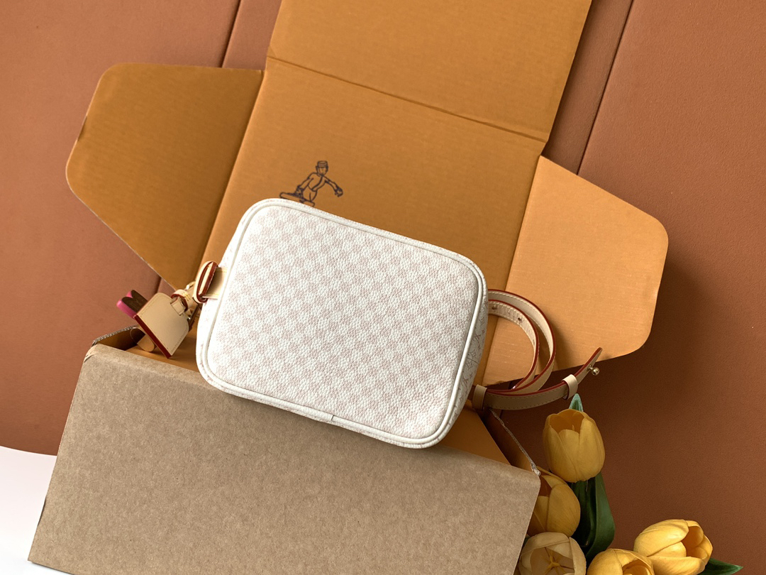 Louis Vuitton The M15130 uses Italian Grade A leather, highlighting its quality, hardware, fabric, craftsmanship, edge finishing, and Grade A production.