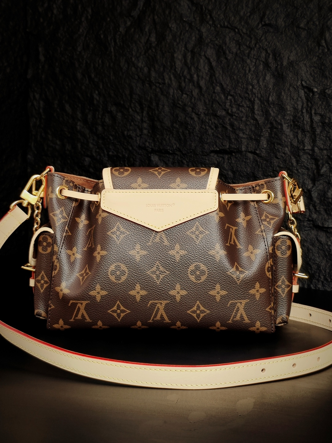 Louis Vuitton The M25085 uses Italian Grade A leather, which is a key factor in its quality.