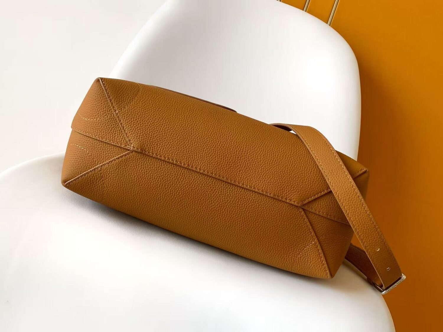 Louis Vuitton This Sapphire 30 handbag is a modern interpretation of the timeless Sapphire handbag, crafted from Brønsted cowhide leather.