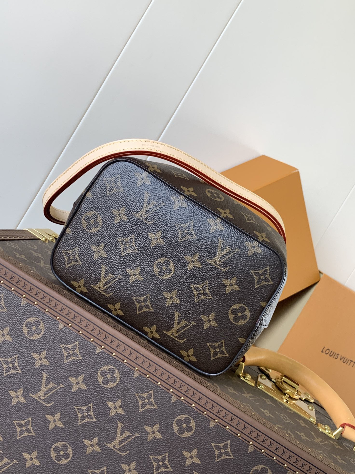 Louis Vuitton M46581 Monogram Canvas Mini Bucket Bag Series NÉONOÉ BB Handbag, featuring a Monogram canvas BB adorned with natural leather.
