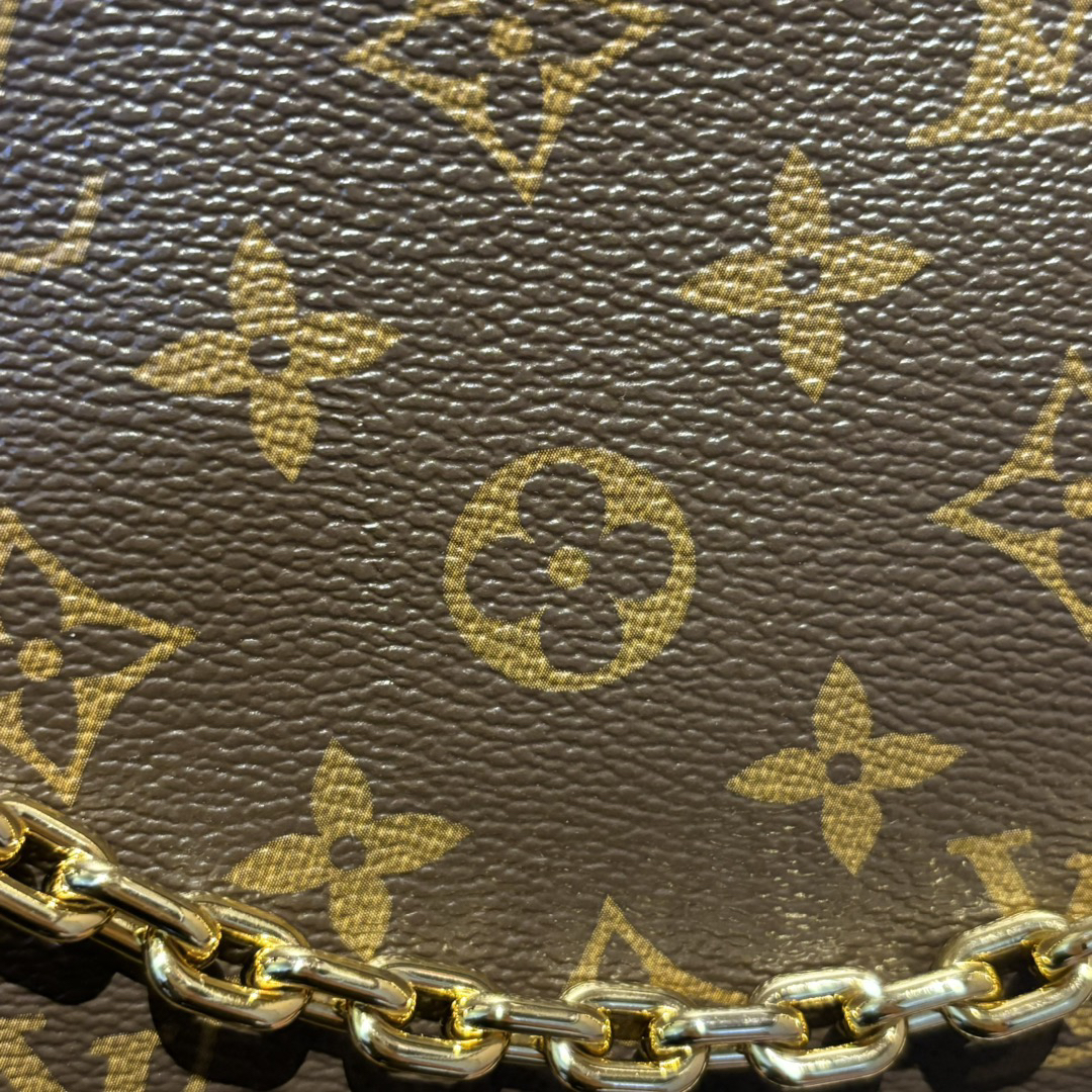 Louis Vuitton This monogrammed, single-shoulder/crossbody bag is so simple 😍 The more you look at it, the better it looks. The capacity is surprisingly generous.