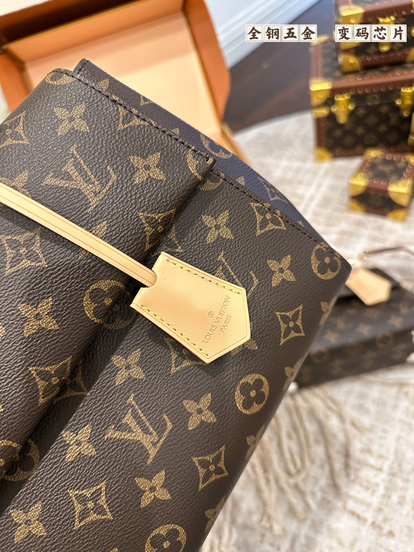 Louis Vuitton This monogrammed, single-shoulder/crossbody bag is so simple 😍 The more you look at it, the better it looks. The capacity is surprisingly generous.
