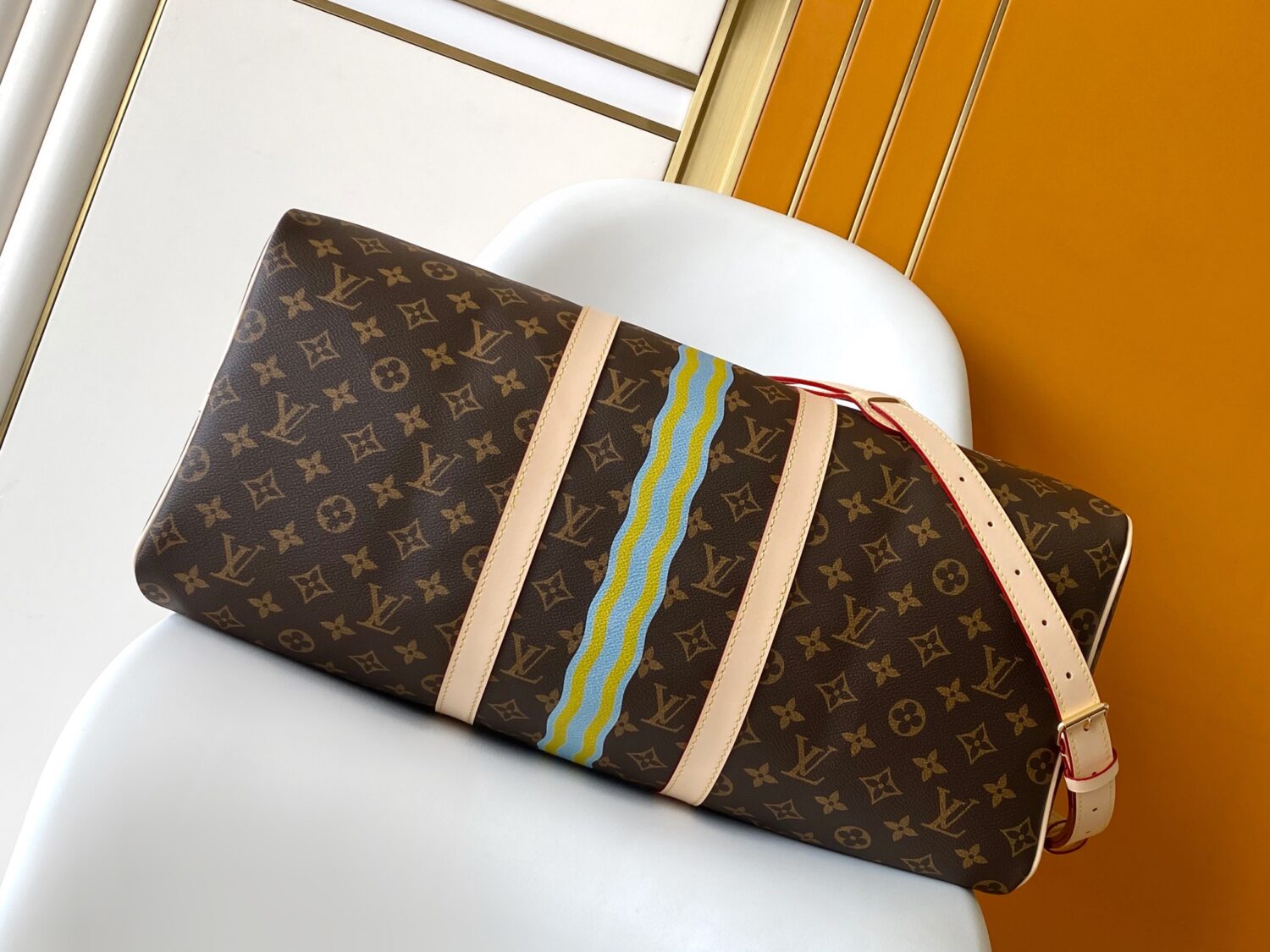 Louis Vuitton 2295 Monogram 50CM 163c01 Dynamic Chip This Keepall Bandoulière 50 travel bag features the Monogram design.