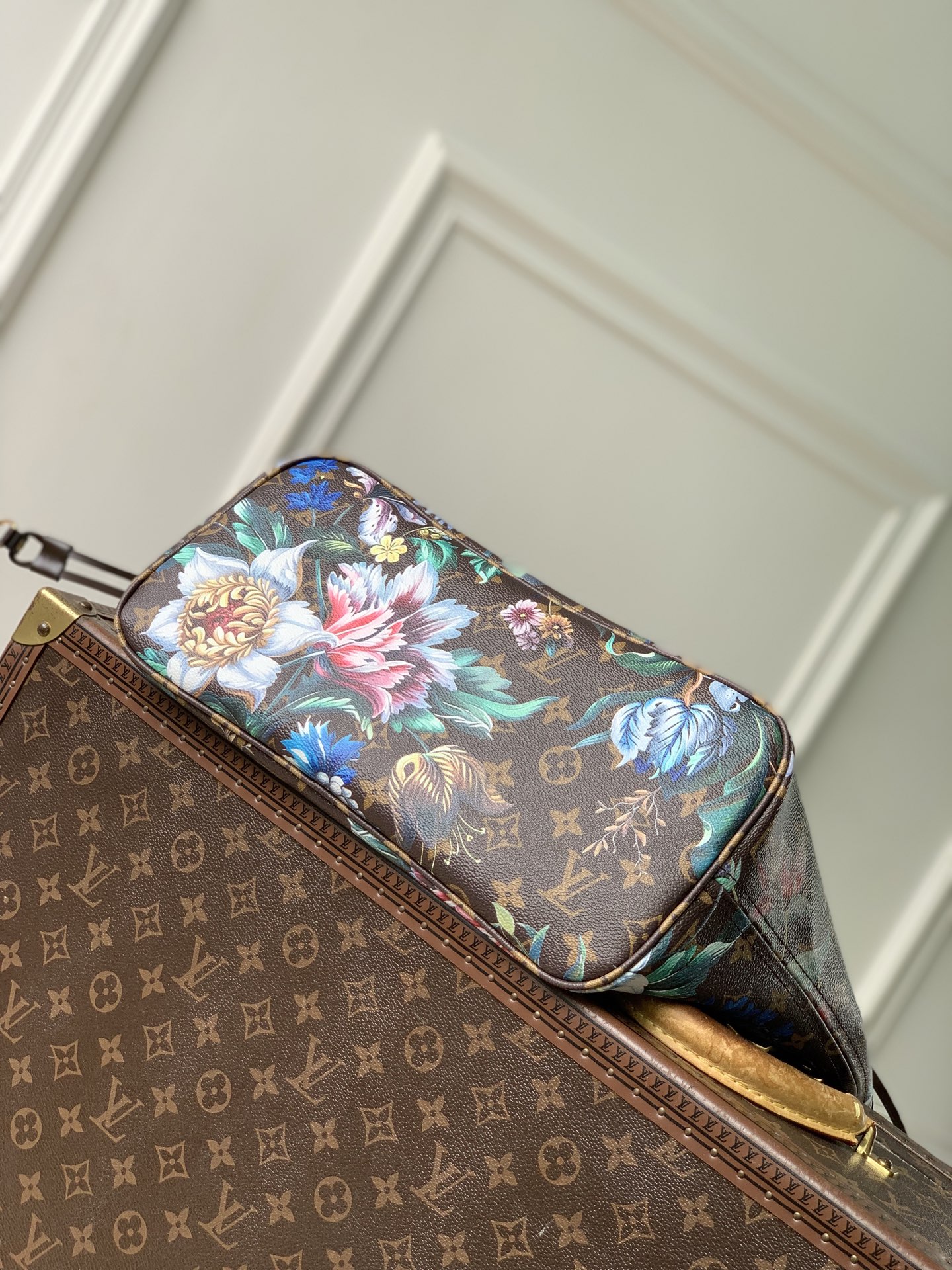 Louis Vuitton M28918 This Neverfull medium handbag is from the Monogram Eden collection.