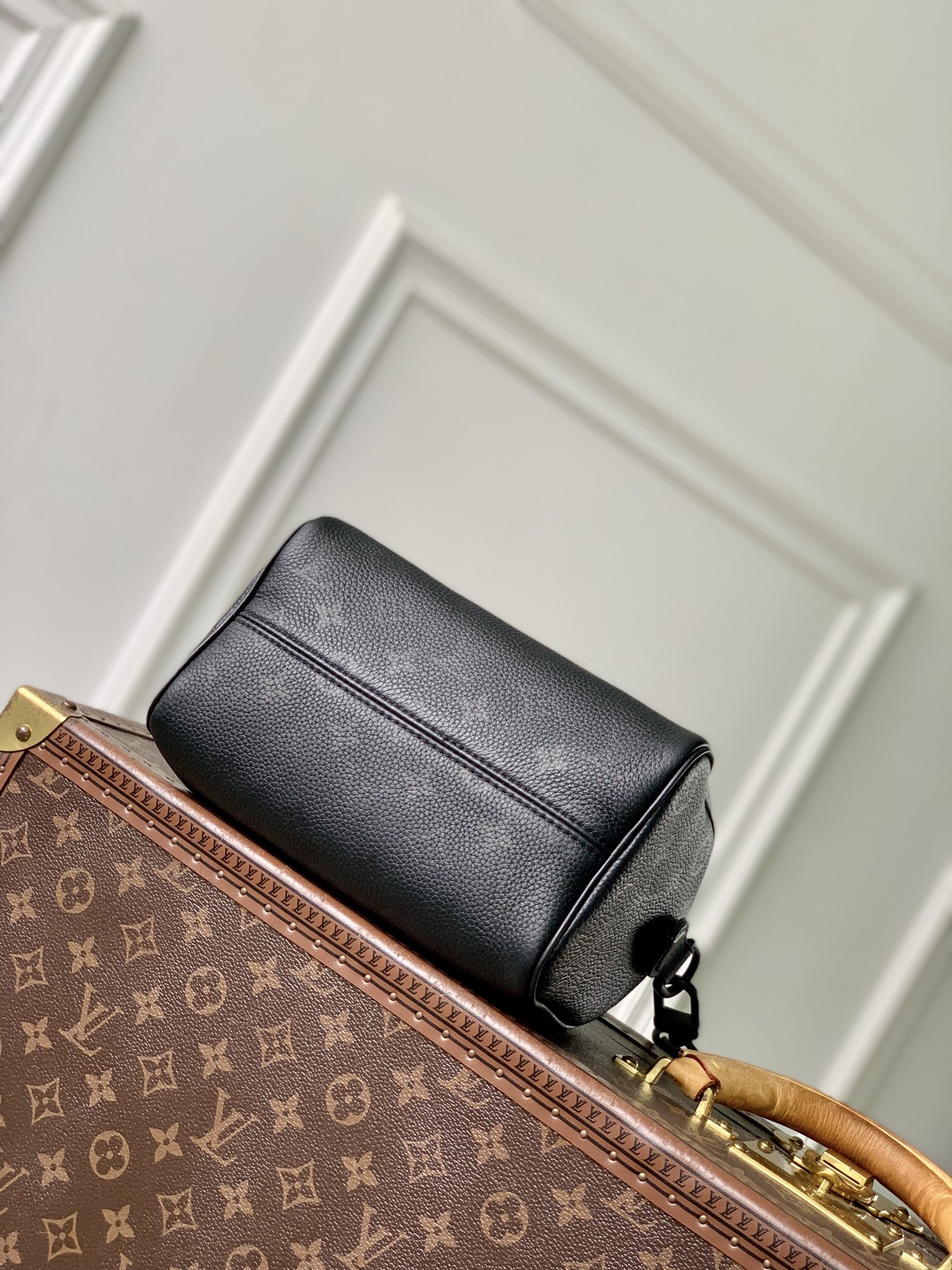 Louis Vuitton The M23807 black Speedy P9 Bandoulière 20 handbag is crafted from glossy calfskin leather.