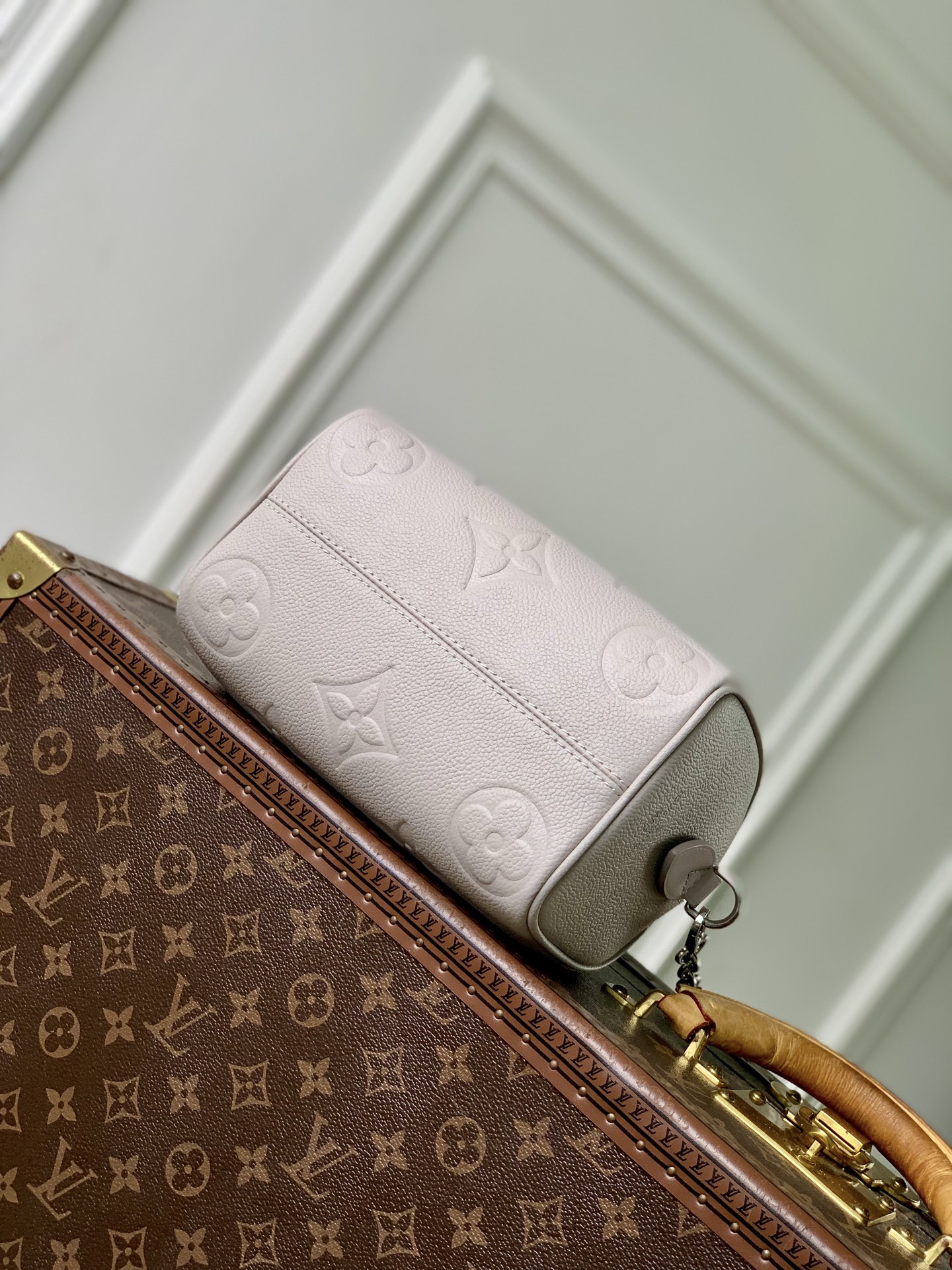 Louis Vuitton The M28343 Speedy 20 is reinterpreted this season, featuring a versatile and sophisticated Brume grey color.