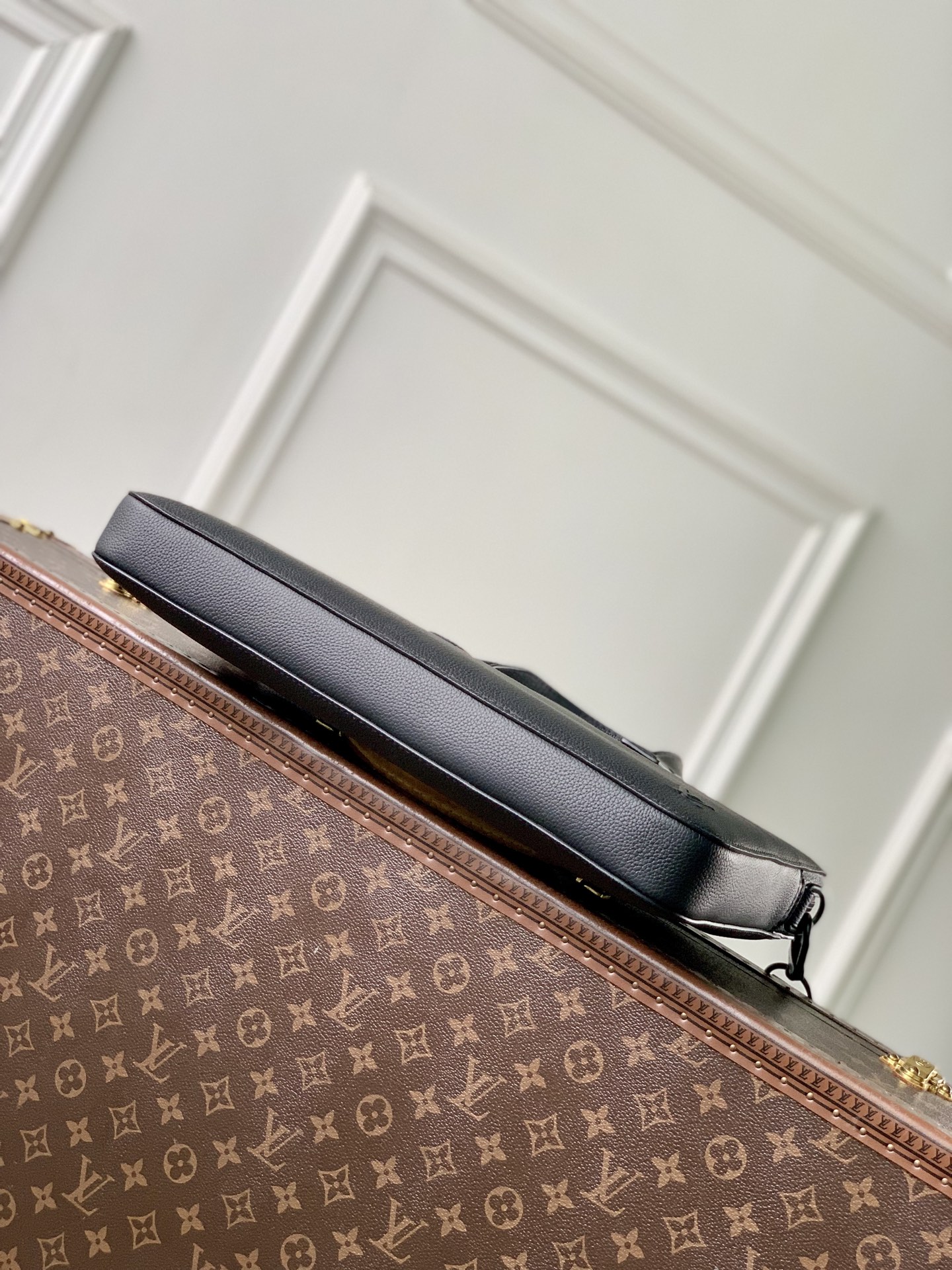 Louis Vuitton The M15258 Gate briefcase is crafted from waxed cowhide leather, featuring a supple design and ample space.