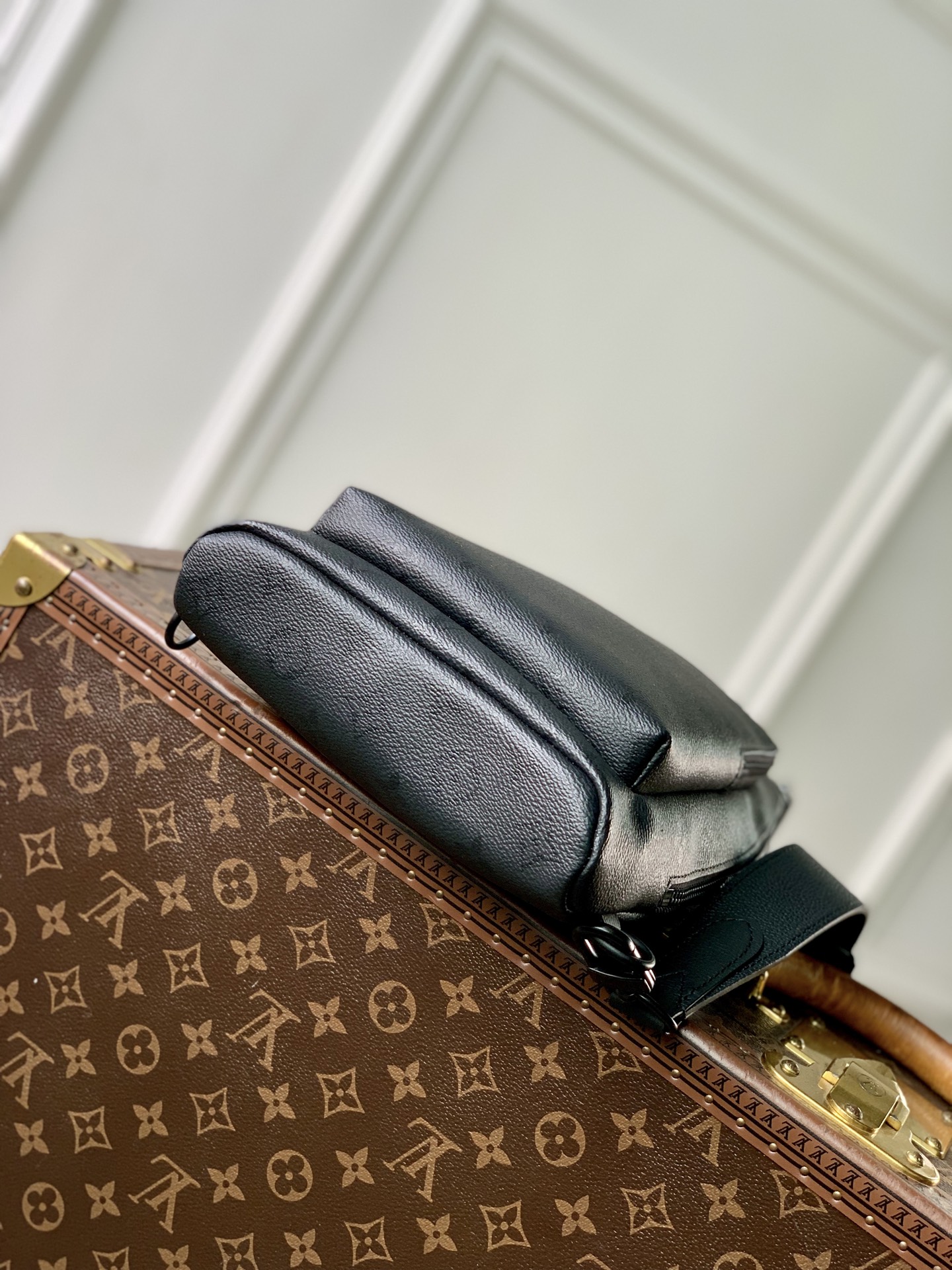 Louis Vuitton The basic silhouette of the M28399 Duo shoulder bag is crafted from the iconic monochrome Monogram Midnight canvas.