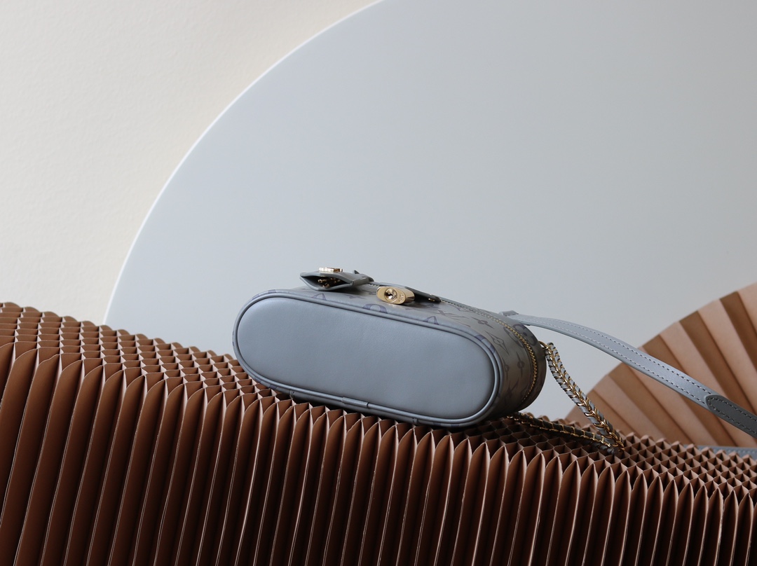 Louis Vuitton Exclusive Real Shot: The Vanity Chain Pouch Handbag with Variable Code Chip Version, m12427 Grey (Silkscreen Print) Inspired by the iconic Nice, the Vanity Chain Pouch captures the spirit of travel.