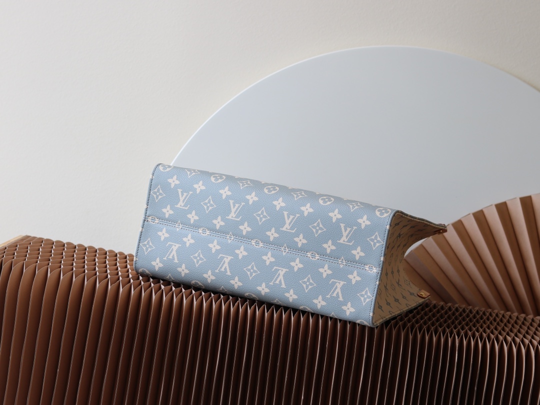 Louis Vuitton M12415 is the official version. This OnTheGo MM offers a seasonal reinterpretation of Louis Vuitton's iconic Monogram canvas.