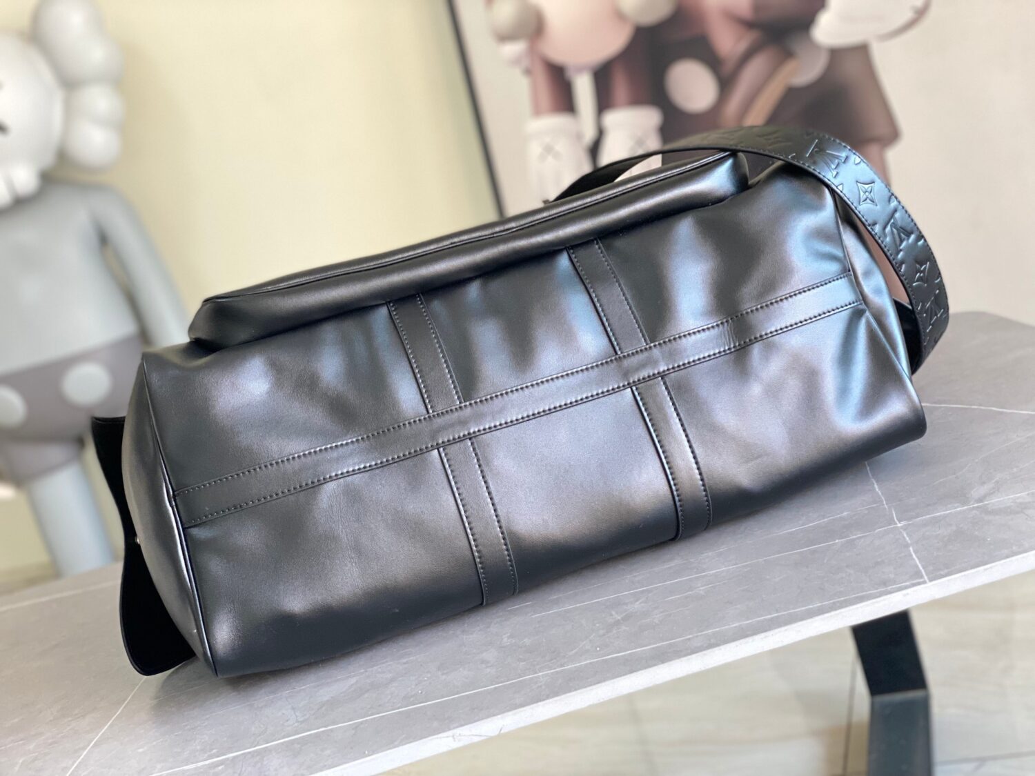 Louis Vuitton M13992 This Keepall Bandoulière 50 travel bag features a Monogram pattern on its canvas surface.