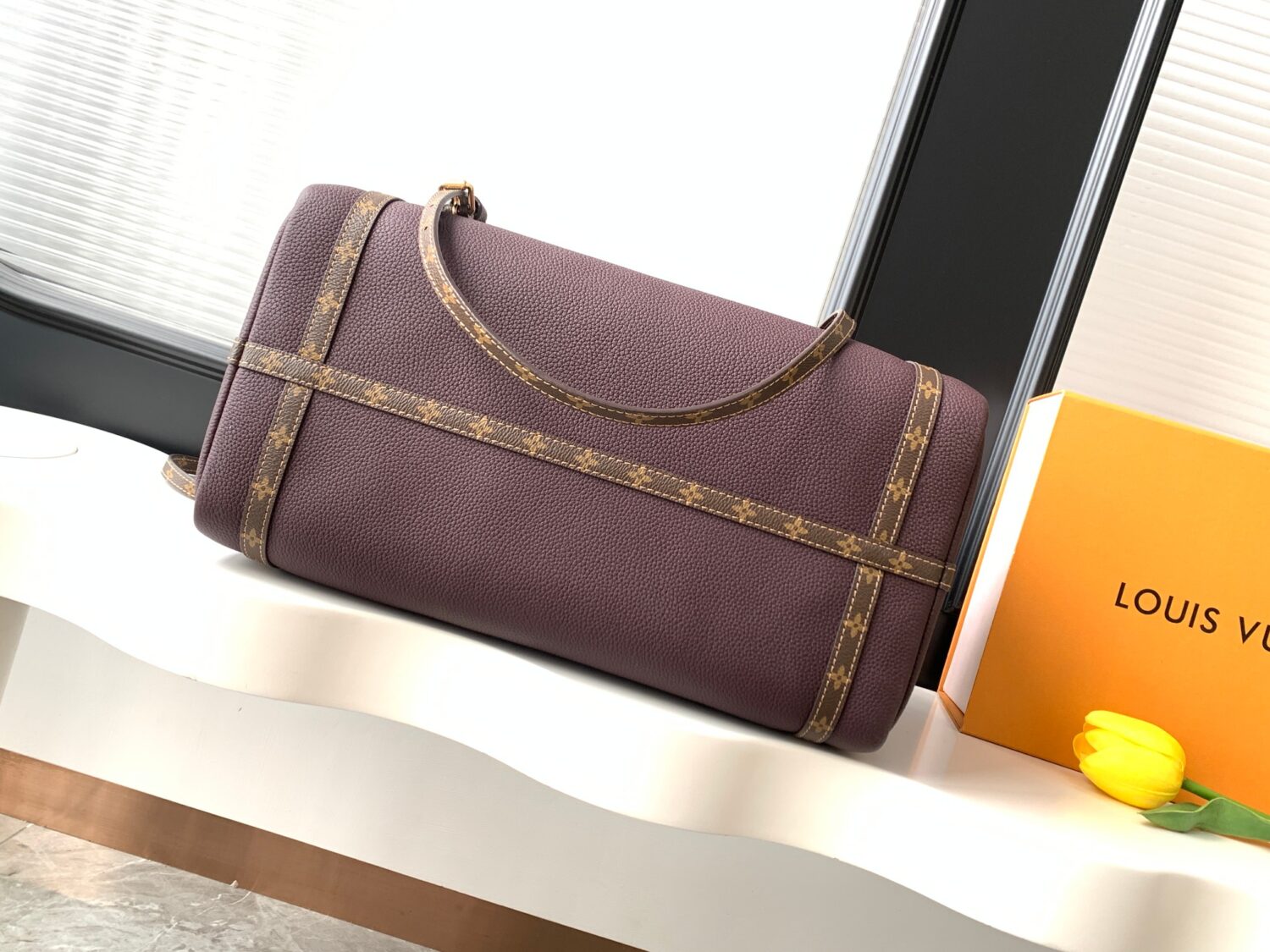 Louis Vuitton M26397 Ebony Color. This Express medium-sized handbag is crafted from supple cowhide leather and effortlessly complements various urban styles.