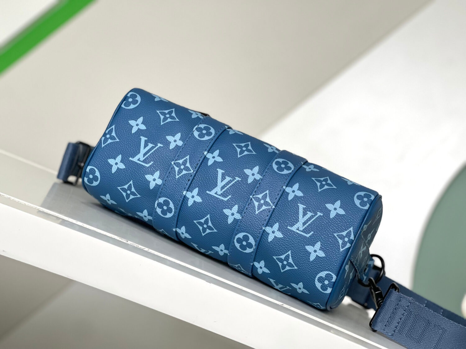 Louis Vuitton M46803 Blue Pillow Bag 🦍🦍 This Keepall Bandoulière 25 handbag is made of coated canvas.