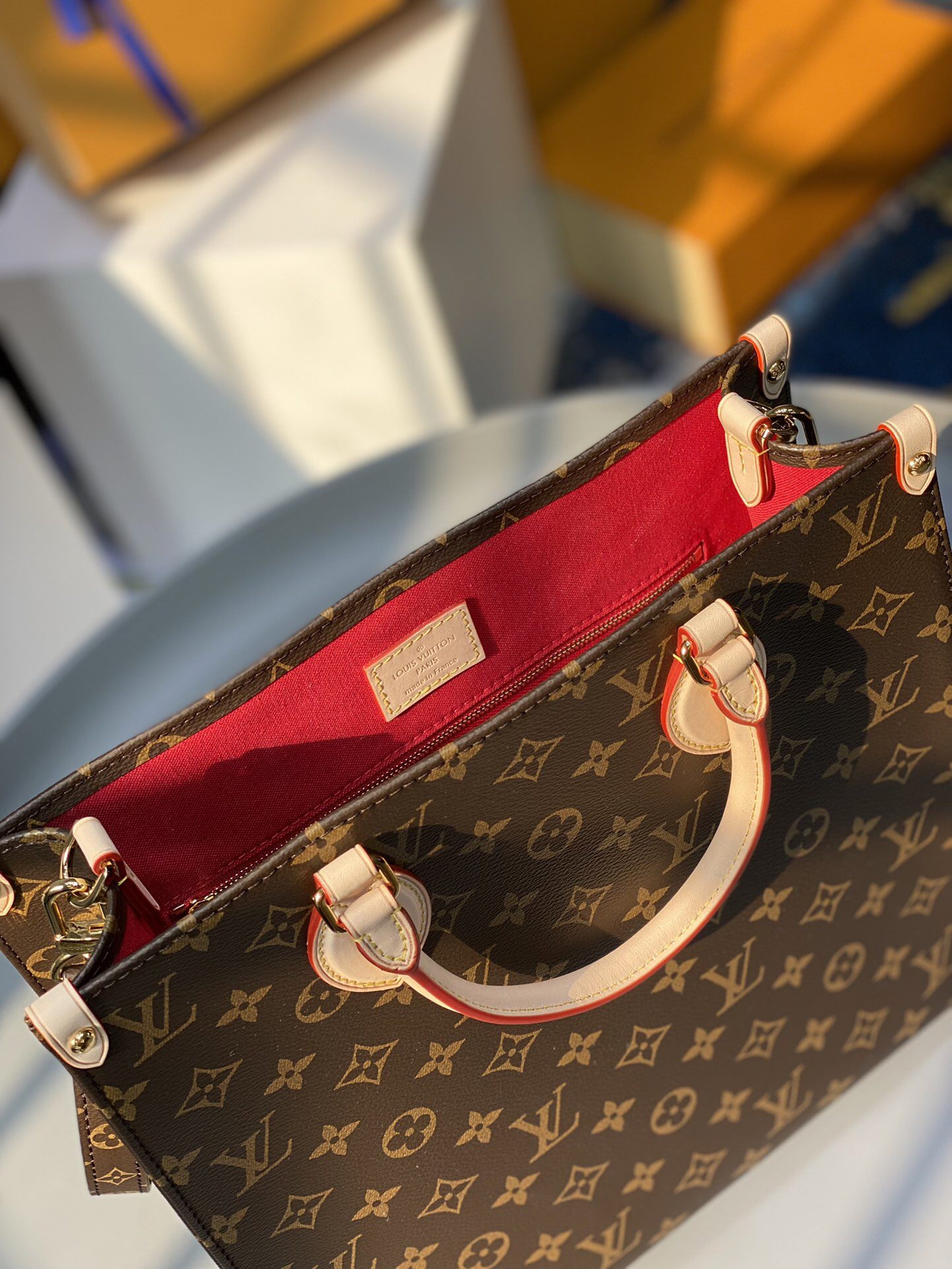 Louis Vuitton The M45848 classic Sac Plat medium handbag incorporates contemporary trends with its Monogram canvas and leather trim.