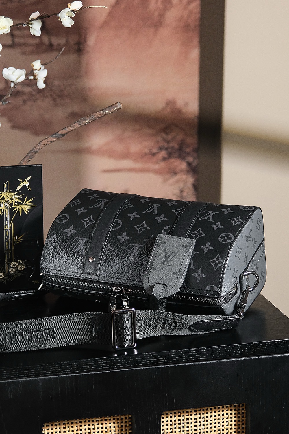 Louis Vuitton 𝐊𝐞𝐞𝐩𝐚𝐥𝐥 𝐂𝐢𝐭𝐲 #M45936# The 𝕂𝕖𝕖𝕡𝕒𝕝𝕝 series has always been a favorite among trendy men.