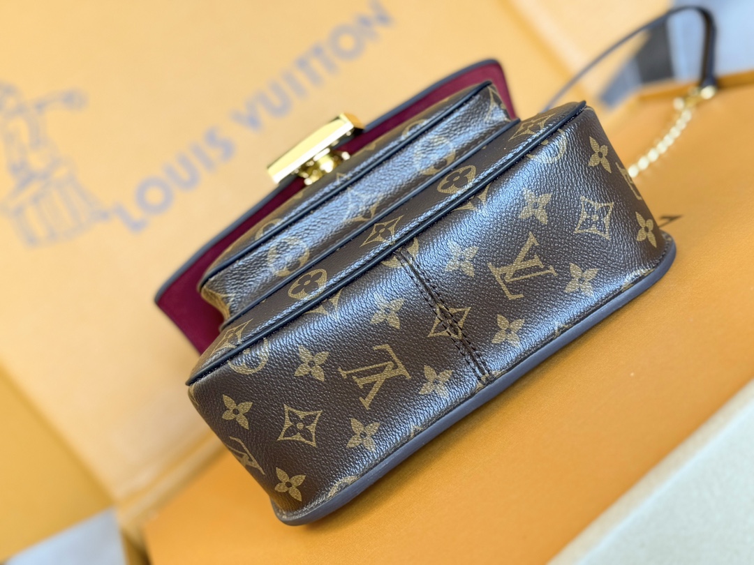 Louis Vuitton【NEW CHAIN ​​BAG】Model: M45592 This chain bag features a delicate design crafted from Monogram canvas.