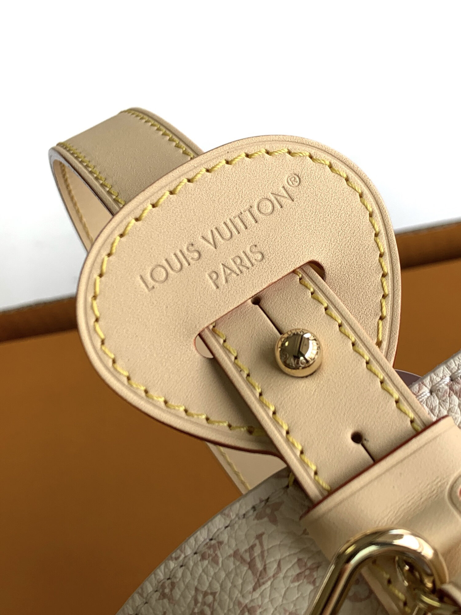 Louis Vuitton The M15130 uses Italian Grade A leather, highlighting its quality, hardware, fabric, craftsmanship, edge finishing, and Grade A production.