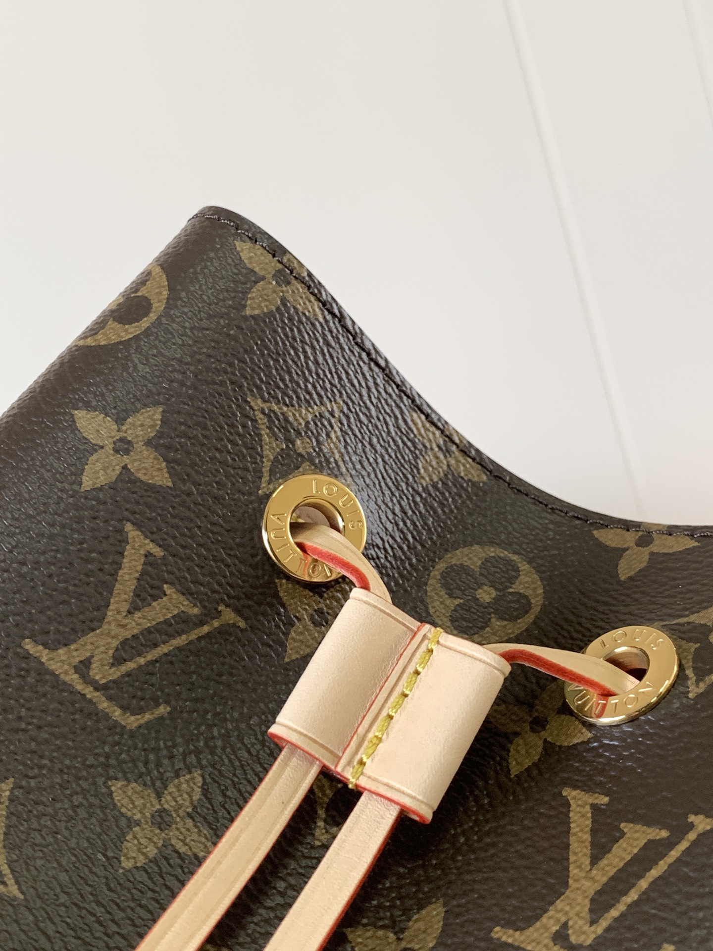 Louis Vuitton M46581 Monogram Canvas Mini Bucket Bag Series NÉONOÉ BB Handbag, featuring a Monogram canvas BB adorned with natural leather.