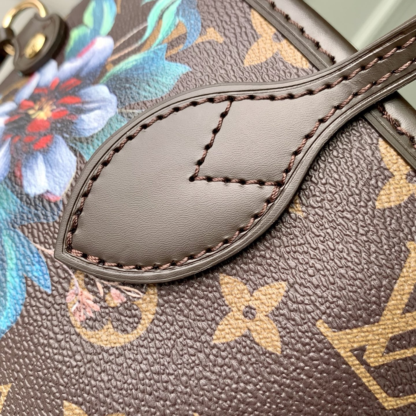 Louis Vuitton M28918 This Neverfull medium handbag is from the Monogram Eden collection.