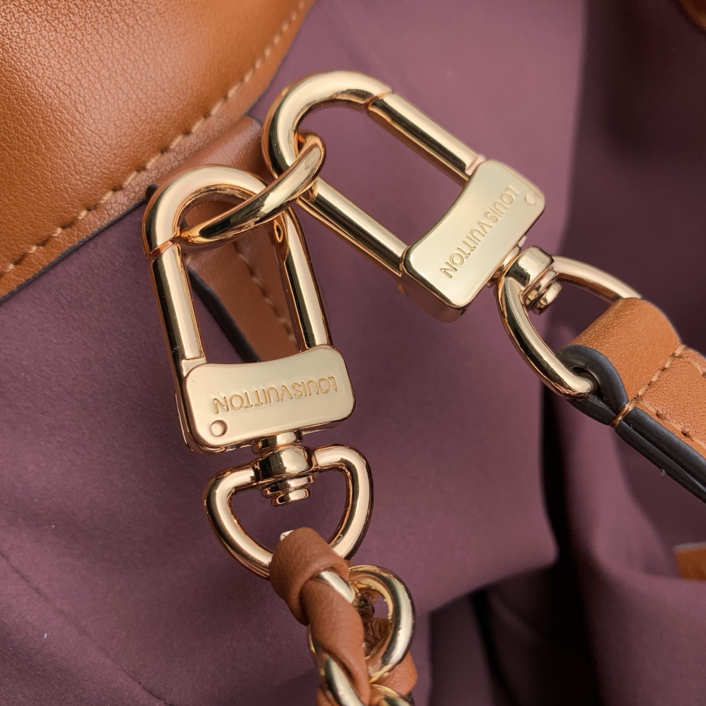 Louis Vuitton M29131 This Noé Trunk handbag is constructed from cowhide leather in a bucket bag shape.