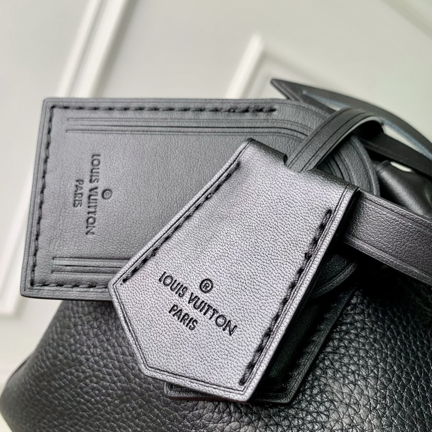 Louis Vuitton The M23807 black Speedy P9 Bandoulière 20 handbag is crafted from glossy calfskin leather.