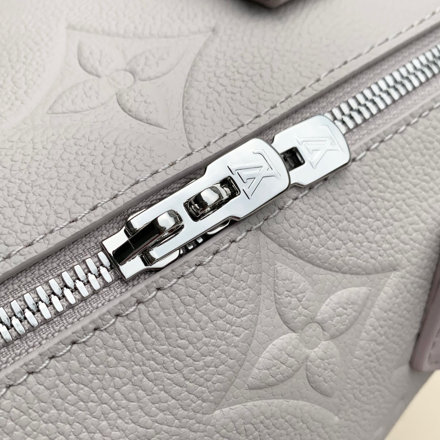 Louis Vuitton The M28343 Speedy 20 is reinterpreted this season, featuring a versatile and sophisticated Brume grey color.