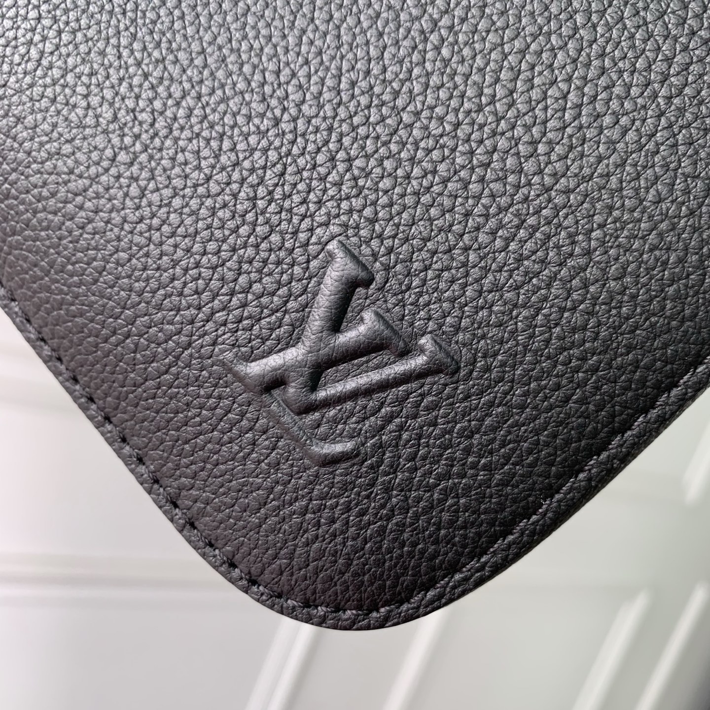 Louis Vuitton The M15258 Gate briefcase is crafted from waxed cowhide leather, featuring a supple design and ample space.