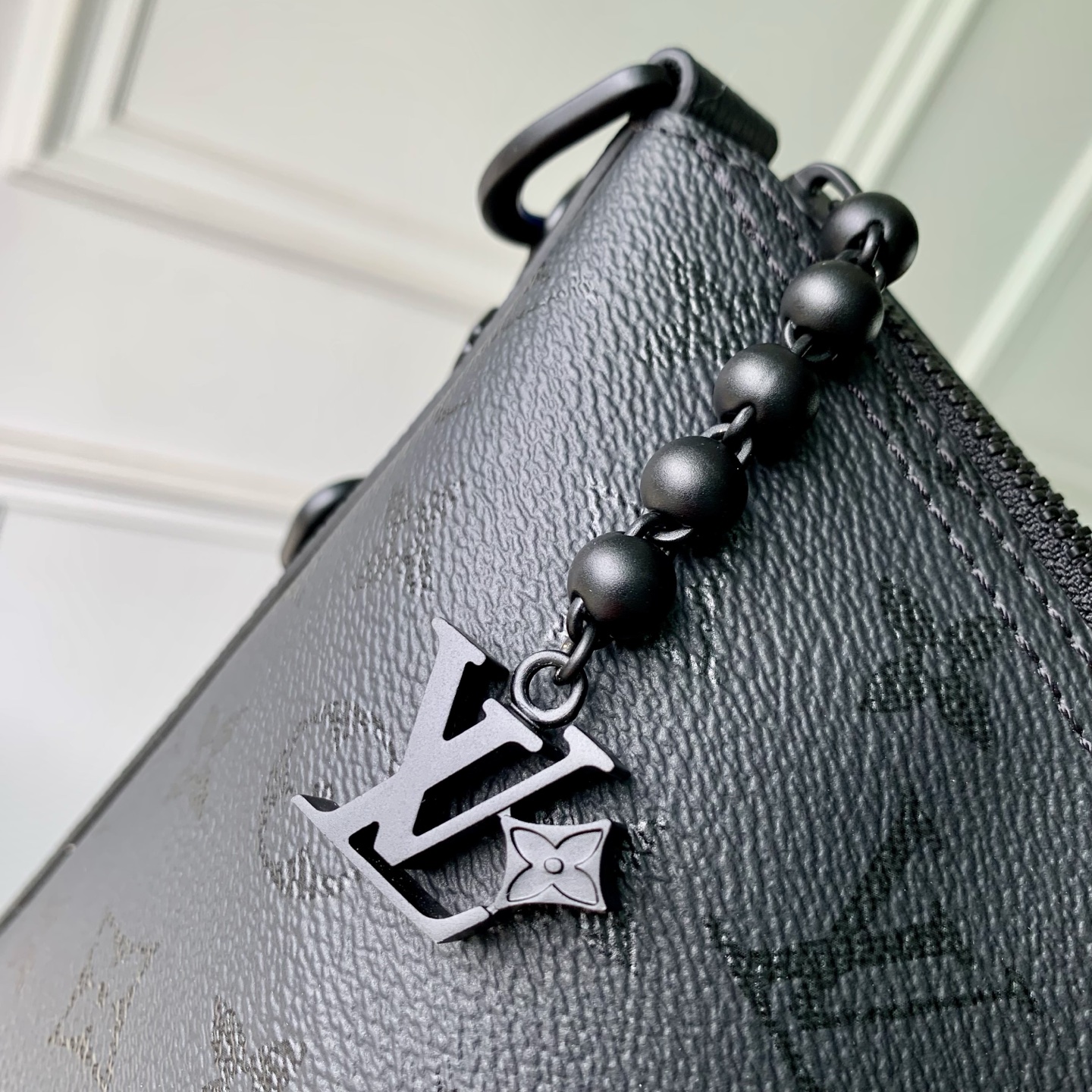 Louis Vuitton M27856 This Vagabond Hobo handbag is made of Monogram Midnight coated canvas with tonal calfskin leather trim.