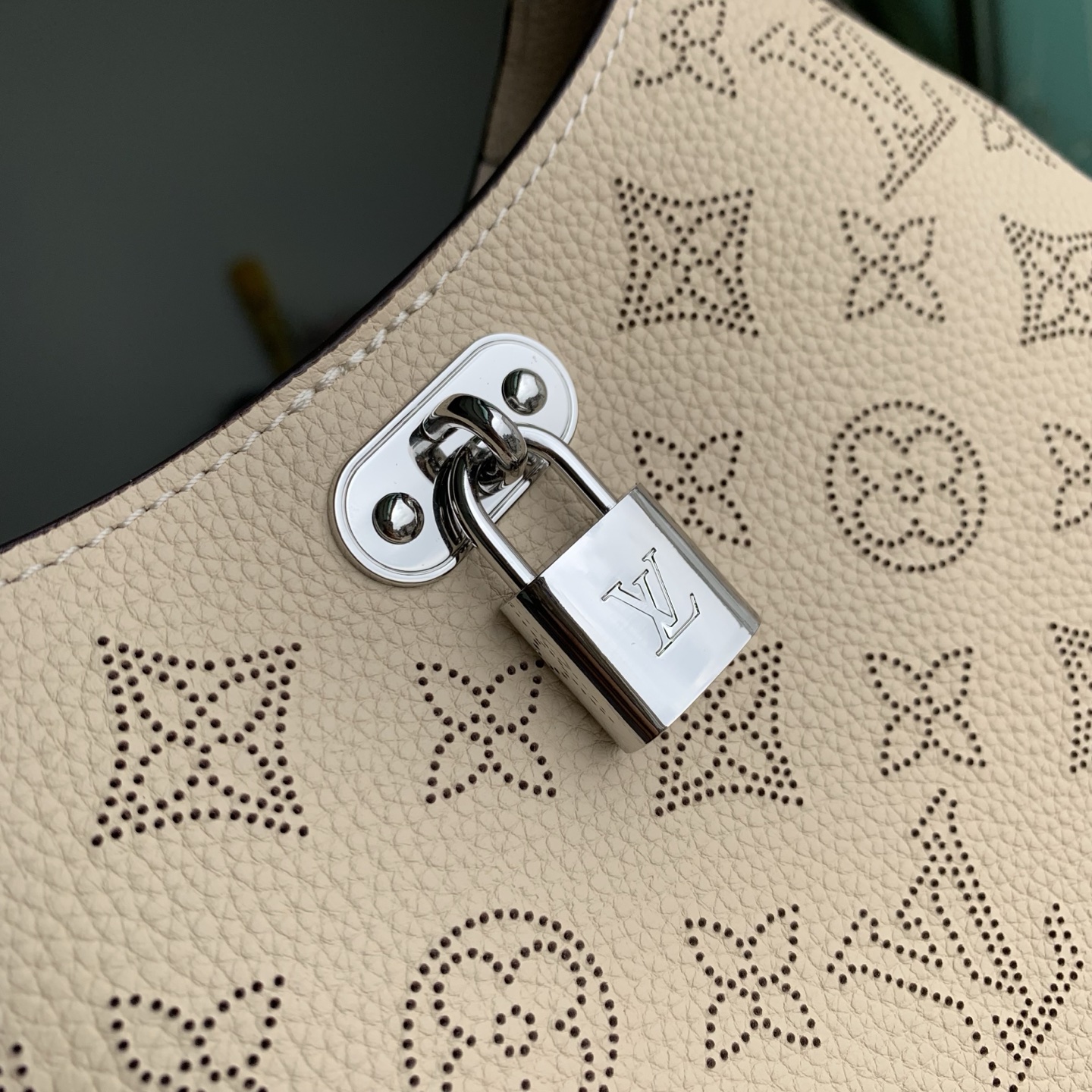 Louis Vuitton M27459 Off-white All Around small handbag from the Mahina series.