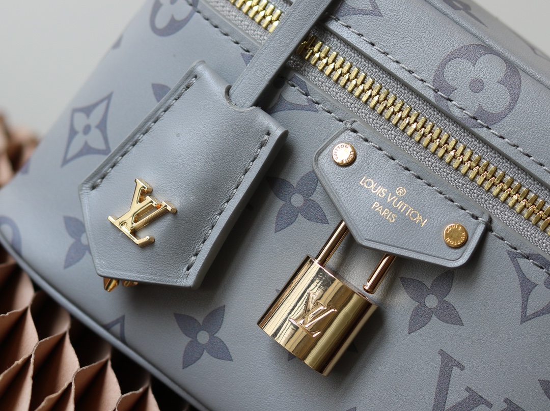 Louis Vuitton Exclusive Real Shot: The Vanity Chain Pouch Handbag with Variable Code Chip Version, m12427 Grey (Silkscreen Print) Inspired by the iconic Nice, the Vanity Chain Pouch captures the spirit of travel.