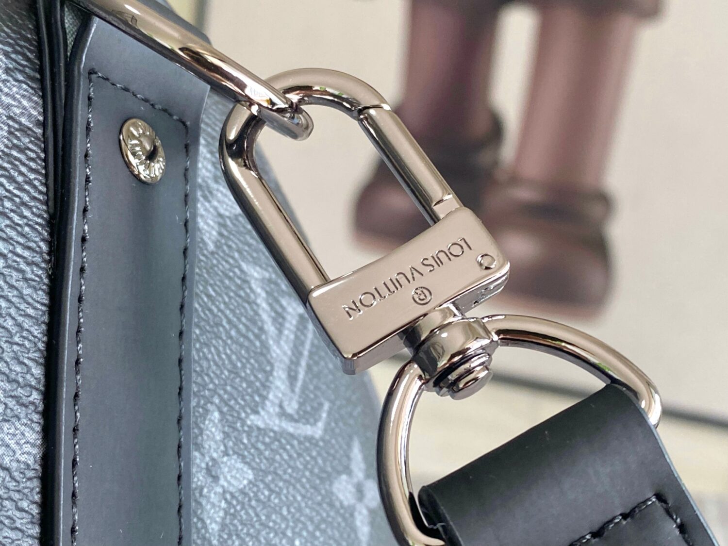 Louis Vuitton 01949 Rose Red. 13808 Red This Keepall Bandoulière 45 travel bag is