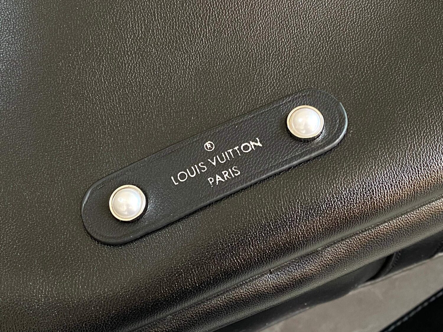 Louis Vuitton M13992 This Keepall Bandoulière 50 travel bag features a Monogram pattern on its canvas surface.