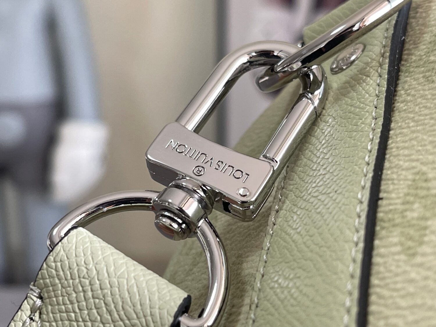 Louis Vuitton M14078 Light Khaki Green Pillow Bag. This Keepall 25 handbag is made of Monogram Eclipse Reverse canvas.