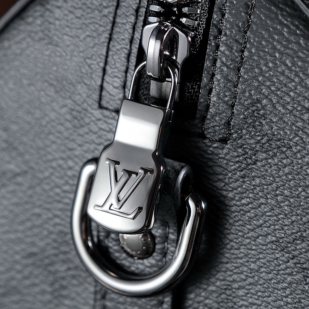 Louis Vuitton 𝐊𝐞𝐞𝐩𝐚𝐥𝐥 𝐂𝐢𝐭𝐲 #M45936# The 𝕂𝕖𝕖𝕡𝕒𝕝𝕝 series has always been a favorite among trendy men.