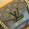 Louis Vuitton【NEW CHAIN ​​BAG】Model: M45592 This chain bag features a delicate design crafted from Monogram canvas.
