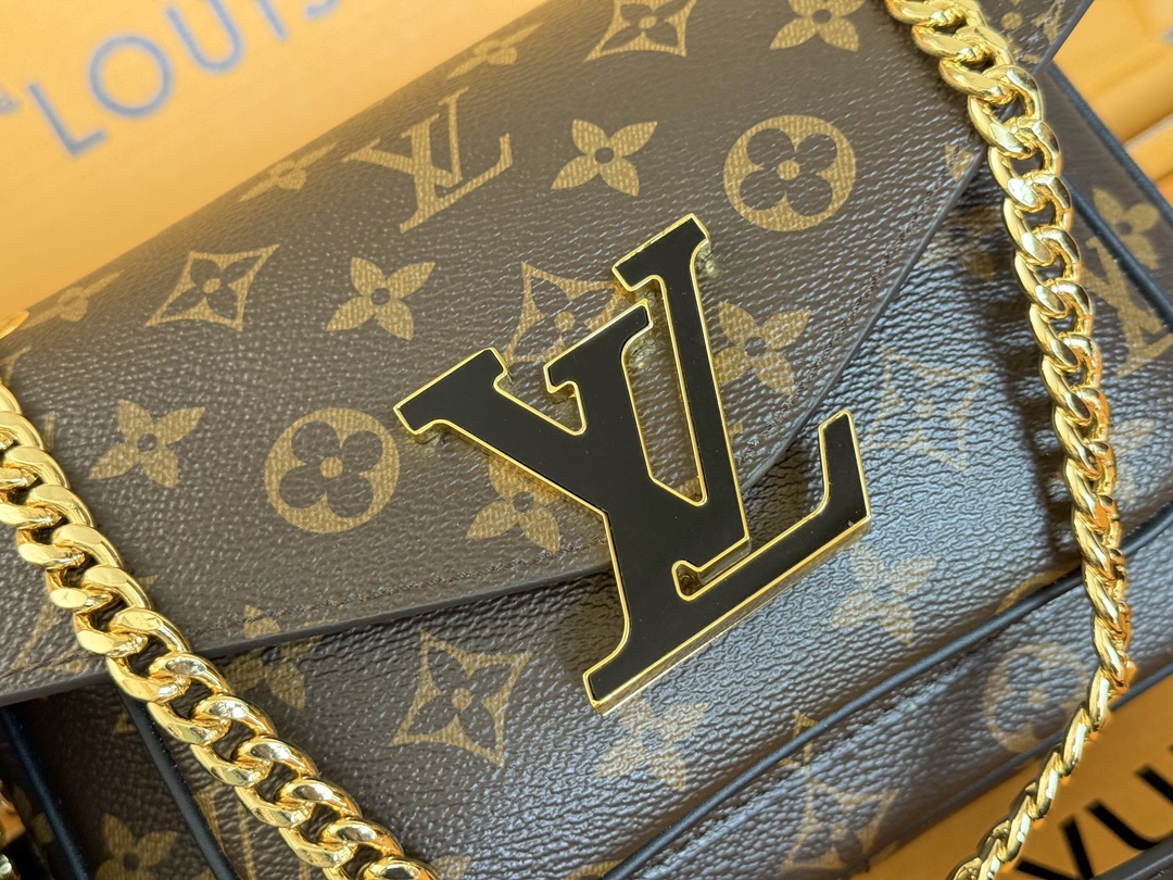 Louis Vuitton【NEW CHAIN ​​BAG】Model: M45592 This chain bag features a delicate design crafted from Monogram canvas.