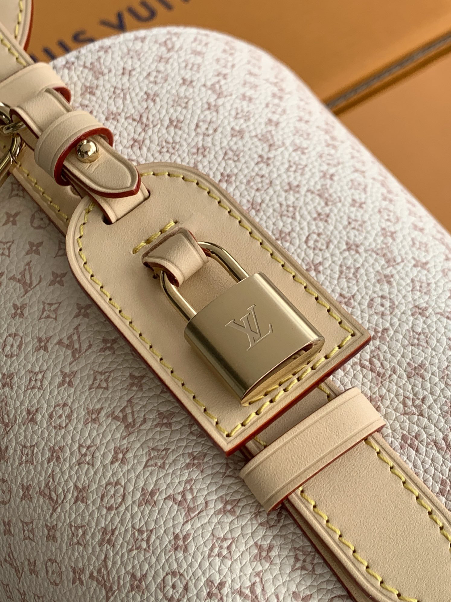 Louis Vuitton The M15130 uses Italian Grade A leather, highlighting its quality, hardware, fabric, craftsmanship, edge finishing, and Grade A production.