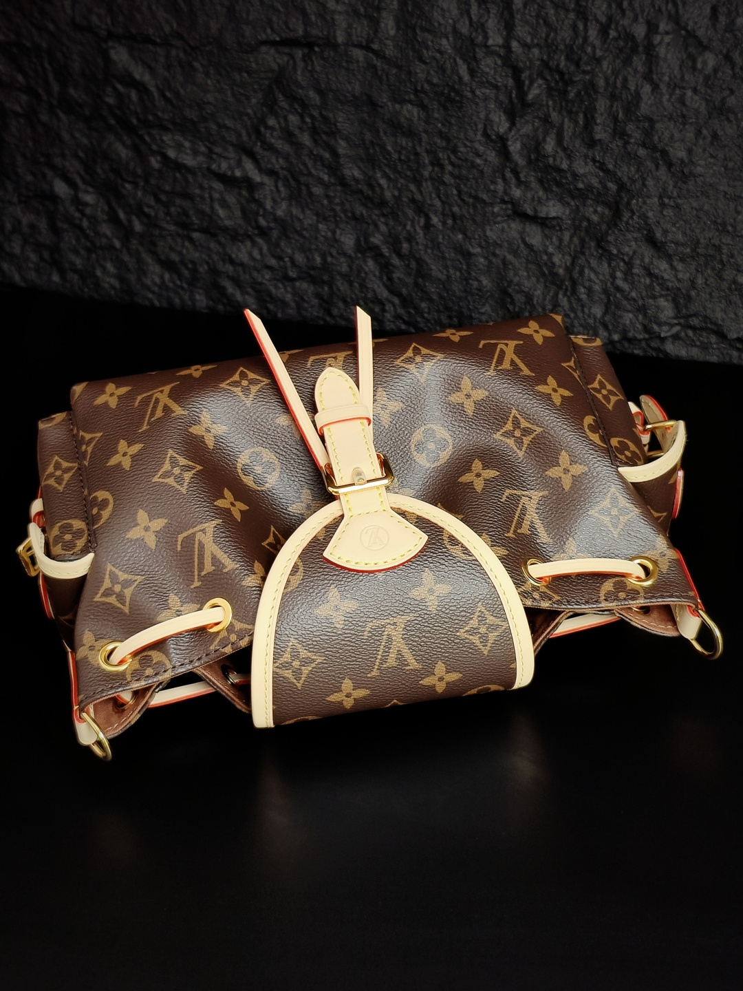 Louis Vuitton The M25085 uses Italian Grade A leather, which is a key factor in its quality.