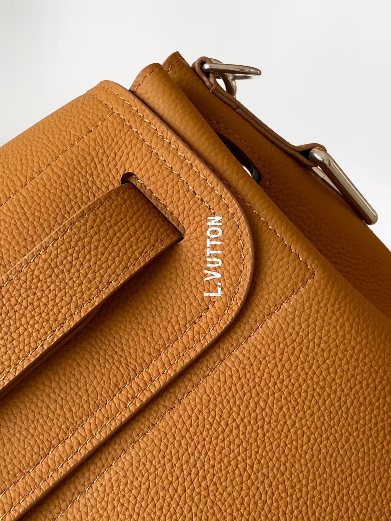 Louis Vuitton This Sapphire 30 handbag is a modern interpretation of the timeless Sapphire handbag, crafted from Brønsted cowhide leather.