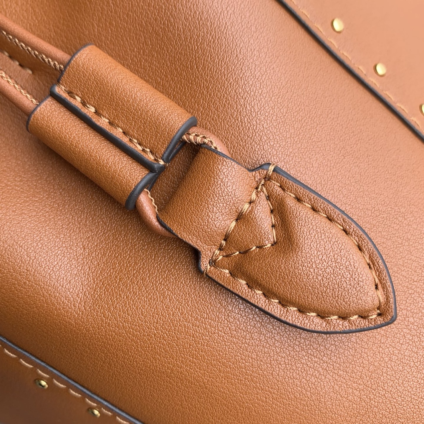 Louis Vuitton M29131 This Noé Trunk handbag is constructed from cowhide leather in a bucket bag shape.