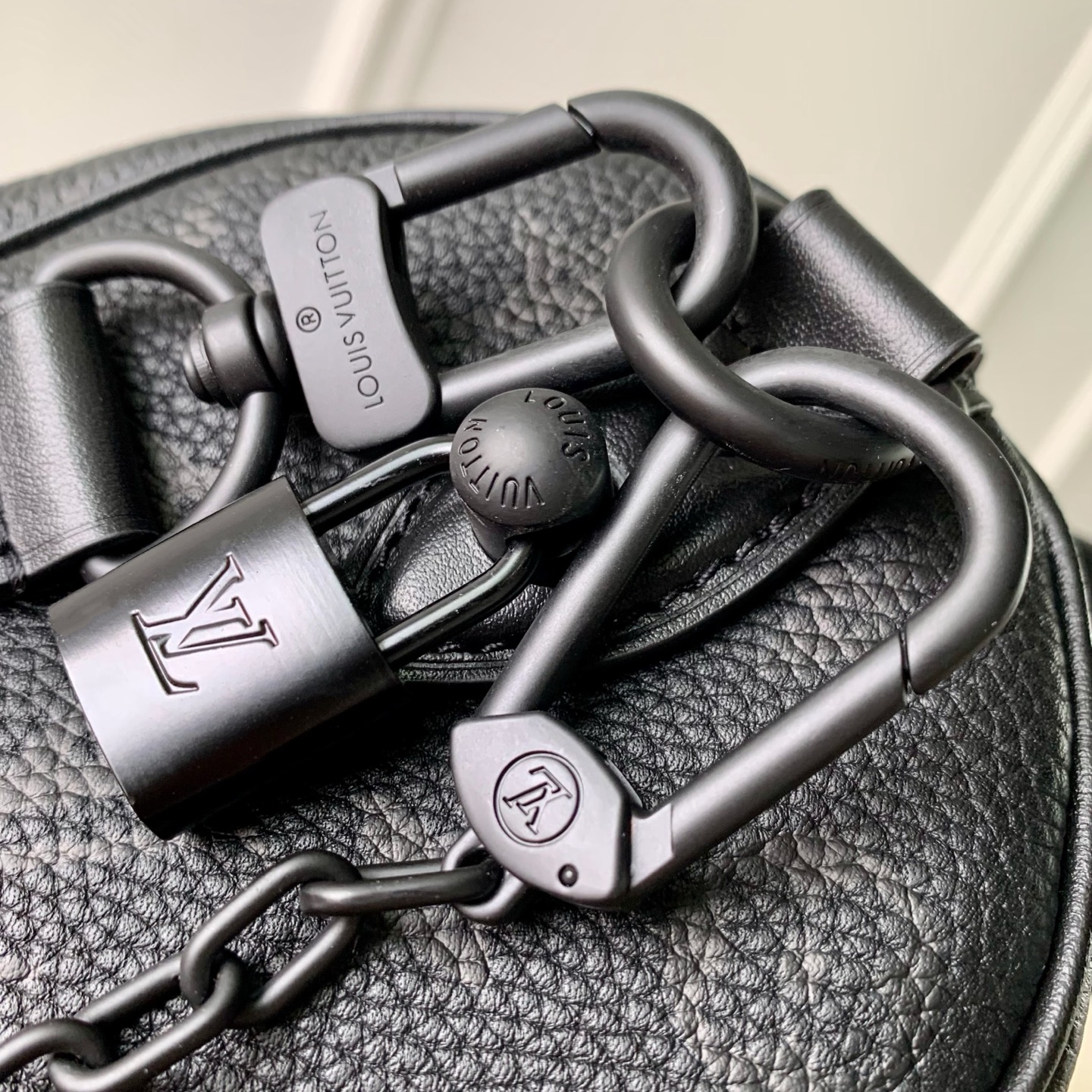 Louis Vuitton The M23807 black Speedy P9 Bandoulière 20 handbag is crafted from glossy calfskin leather.