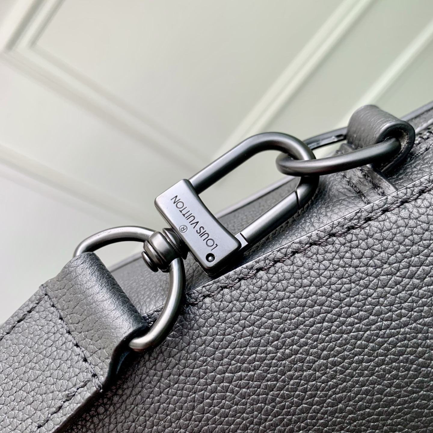 Louis Vuitton The M15258 Gate briefcase is crafted from waxed cowhide leather, featuring a supple design and ample space.
