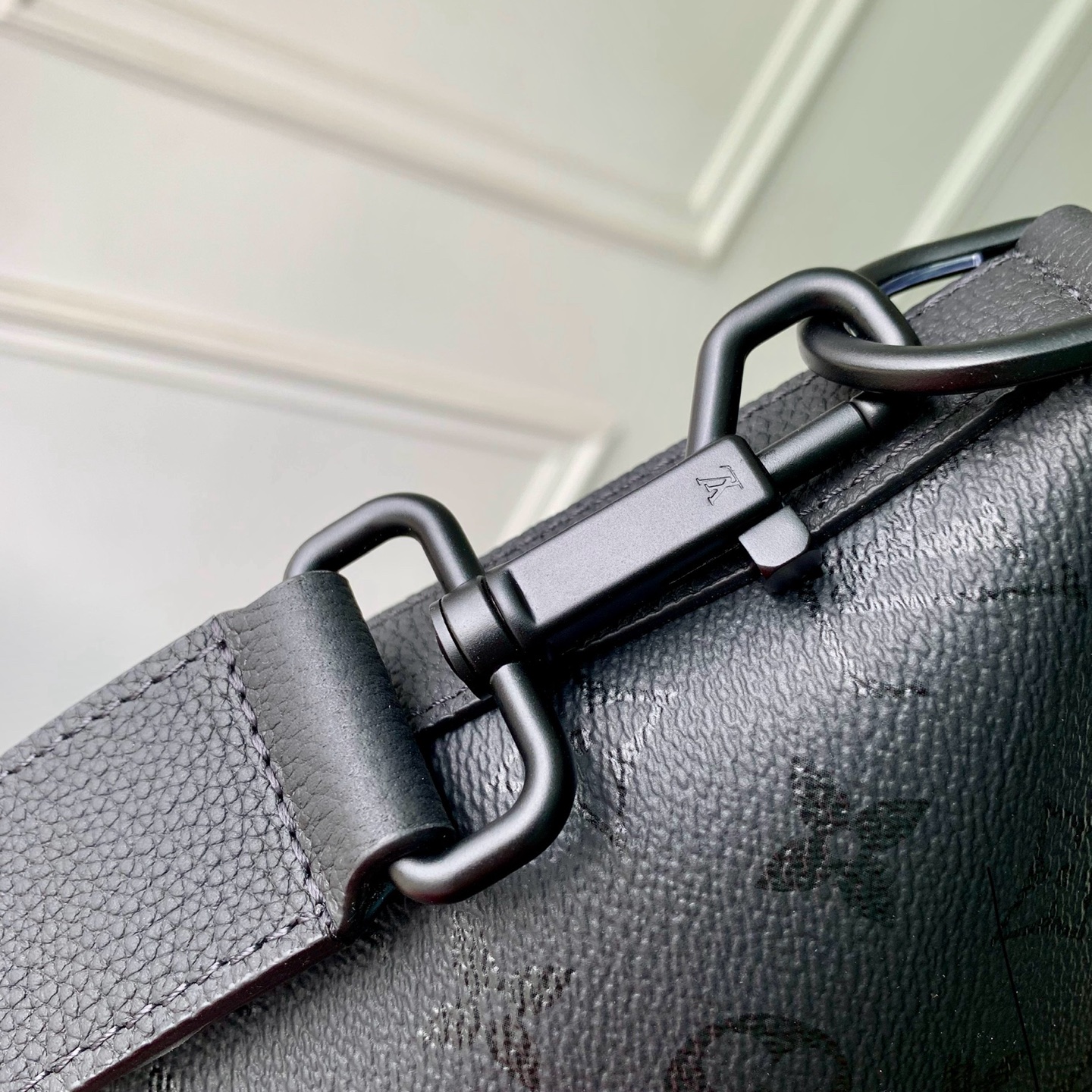 Louis Vuitton M27856 This Vagabond Hobo handbag is made of Monogram Midnight coated canvas with tonal calfskin leather trim.